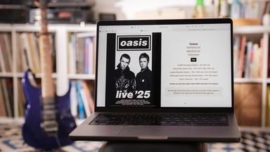 Oasis kündigt eine Wiedervereinigung der Band 2025 auf ihrer Website an