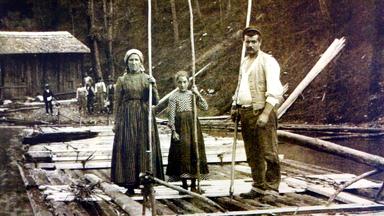 Historisches Foto einer Flösserfamilie um 1920