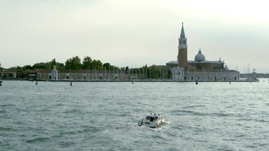 Ansicht der Stadtsilhouette Venedigs vom Wasser aus