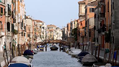 Eine ruhige Wasserstraße in Venedig