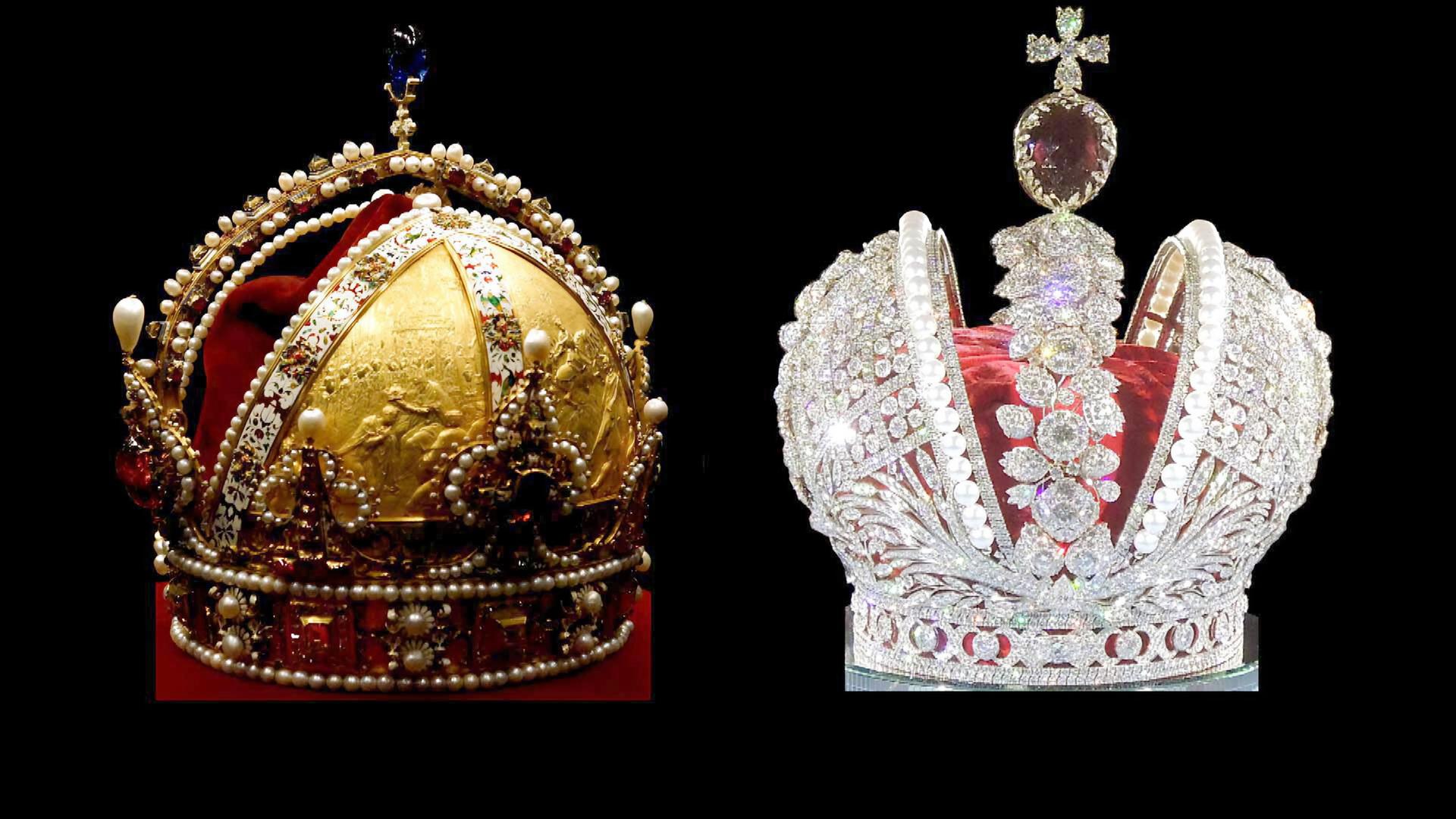 Auf dem Bild sind zwei Kronen abgebildet. Links eine goldene Krone mit Perlverzierungen und einem roten Samtuntergrund. Rechts eine silberne Krone mit vielen kleinen, glänzenden Steinen und einer roten Innenausstattung.