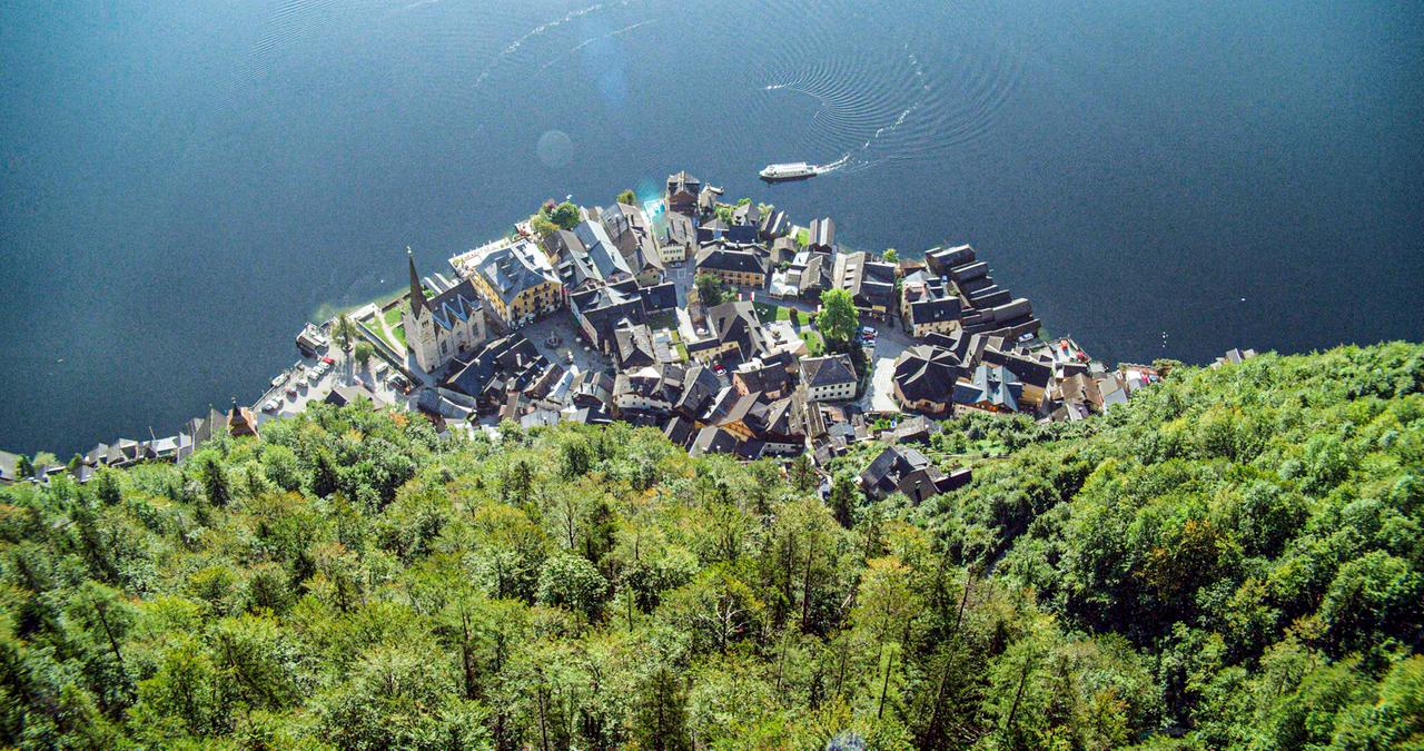 Luftaufnahme eines am Seeufer gelegenen Ortes