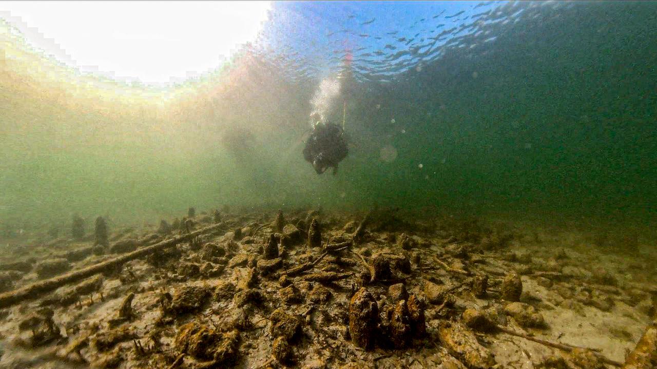 Unterwasserwelten mit Taucher, am Grund Überreste von Gebäuden