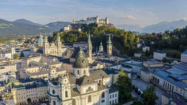 Stadt mit Burg aus der Vogelperspektive