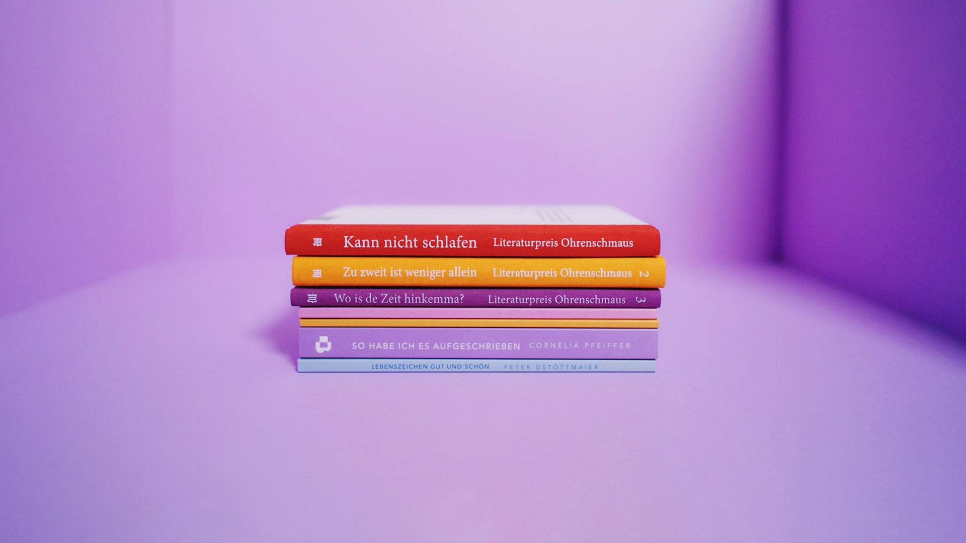Bücher vor pinkfarbenem Hintergrund