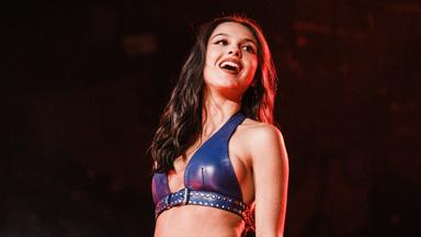 Eine junge Frau mit dunklen langen Haaren (Olivia Rodrigo).