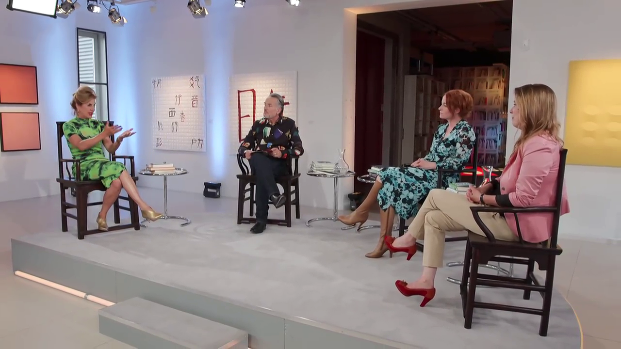 Auf einem Podest sitzen das Expertinnen-Team und Gert Scobel auf dunklen Holtstühlen und diskutieren (v.l.n.r.: Barbara Vinken, Gert Scobel, Katrin Schumacher, Sandra Kegel).