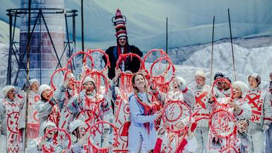 Szene aus Oper "Schneeflöckchen" am Staatstheater Wiesbaden