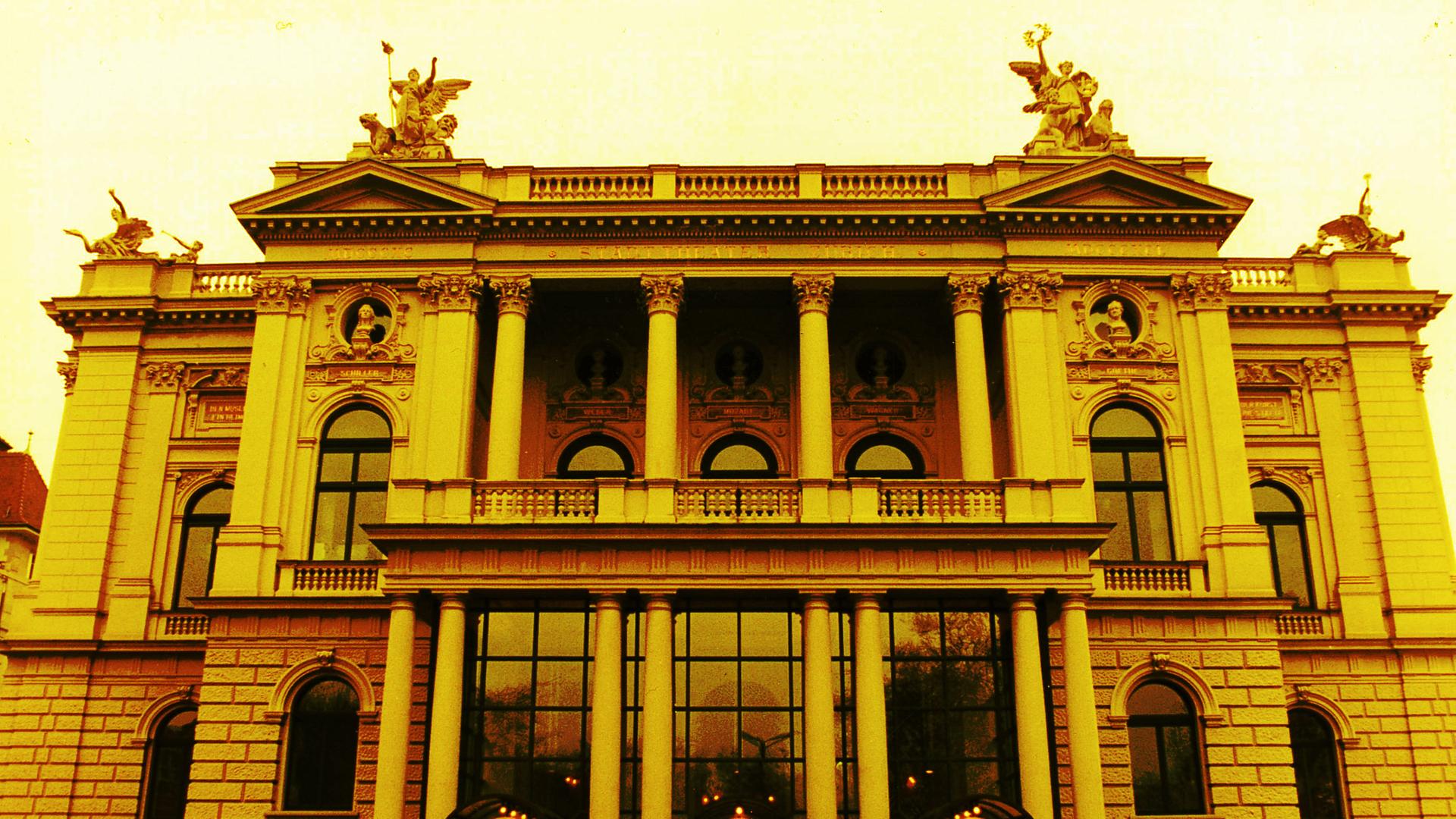 Eine Außenfassade von einem alten Gebäude