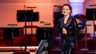 Désirée Nosbusch - Moderatorin des Opus Klassik 2025 im schwarzen Hosenanzug
