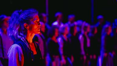 Ein Chor auf einer Bühne.