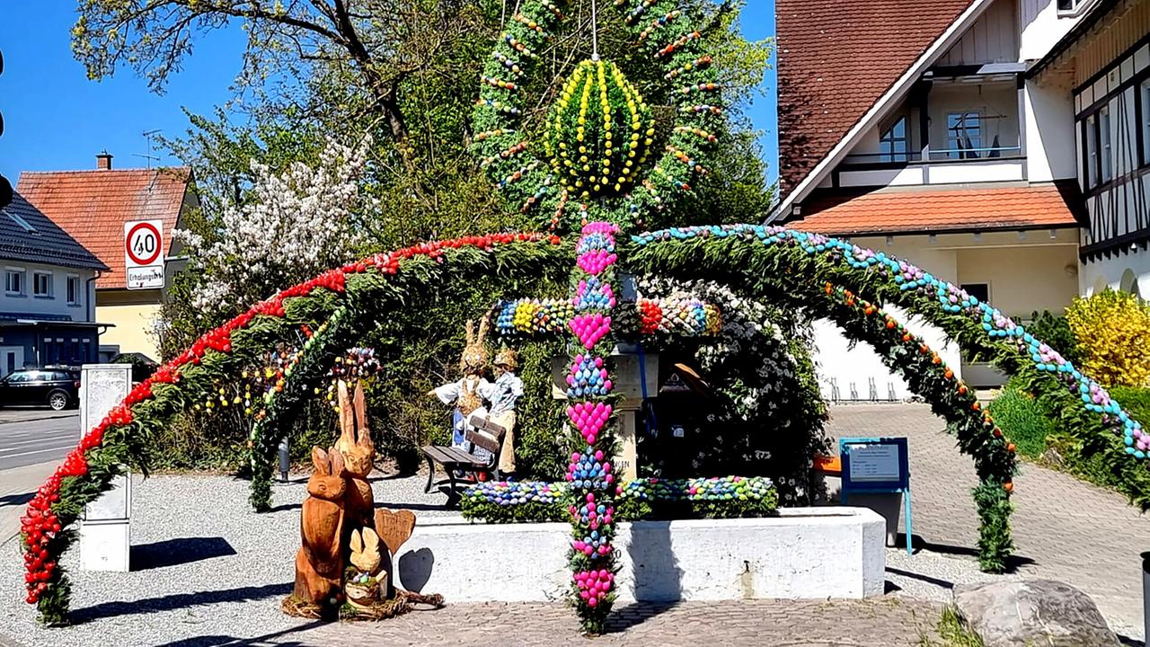 Ein österlich geschmückter Brunnen