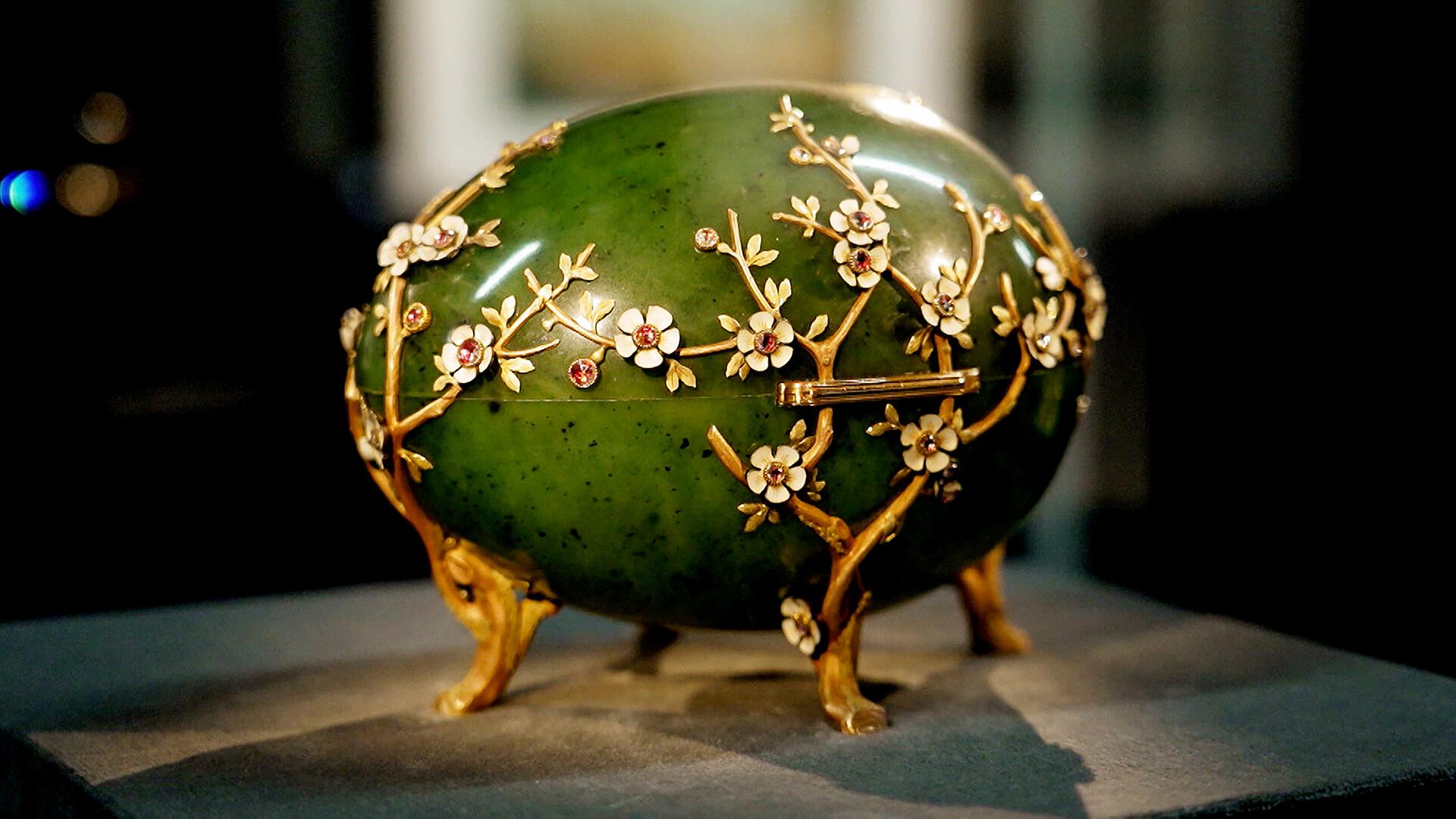 Ein günes Ei mit goldenen Blütenranken. 