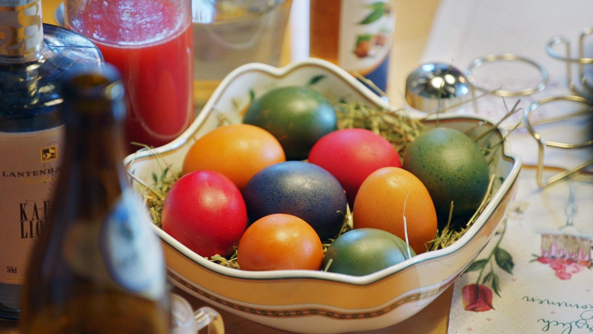 Gefärbte Ostereier in einer Schale.