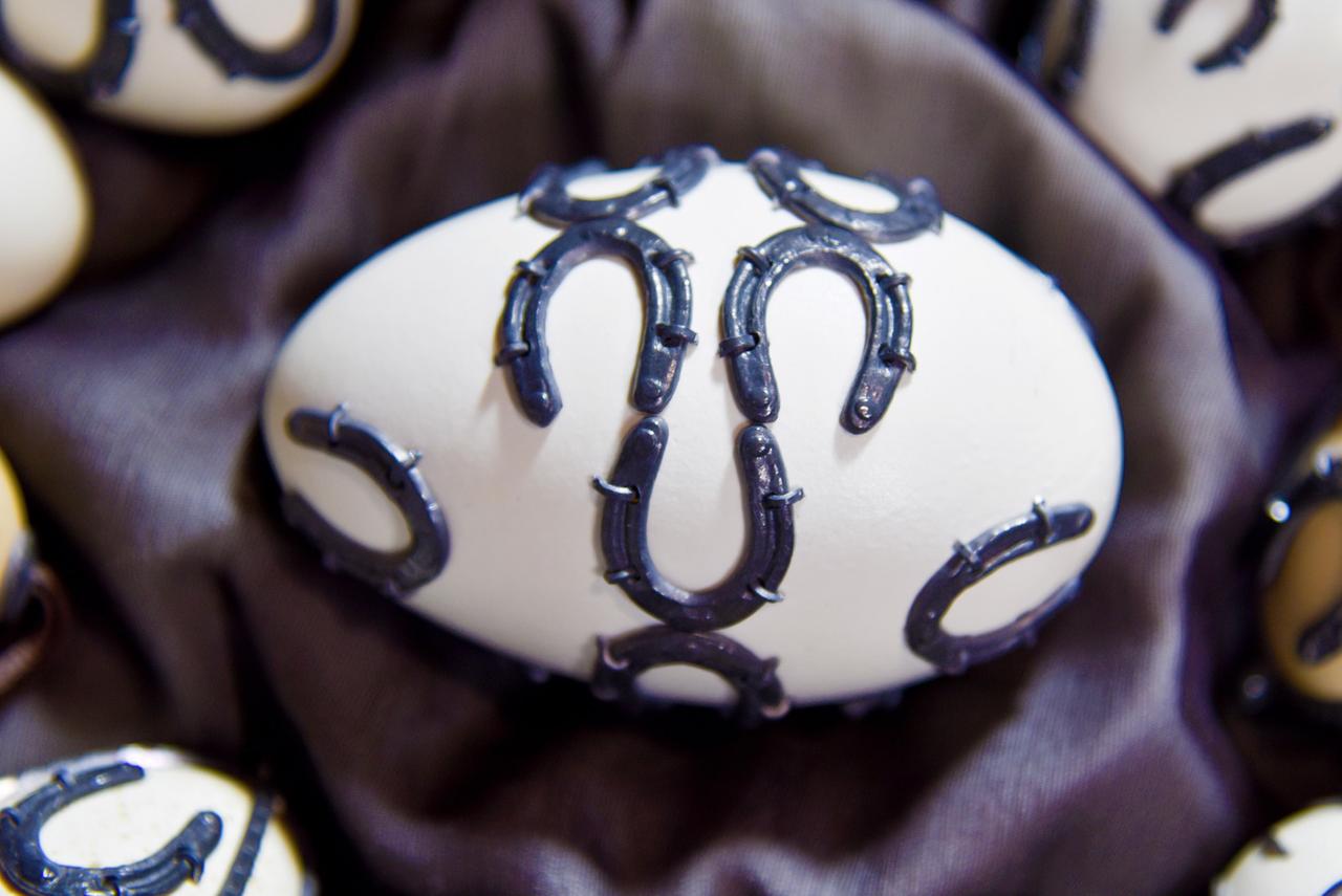 Ostereier mit kleinen Hufeisen verziert.