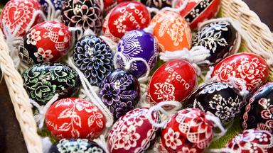 Ostereier mit gekratzten Mustern verziert.