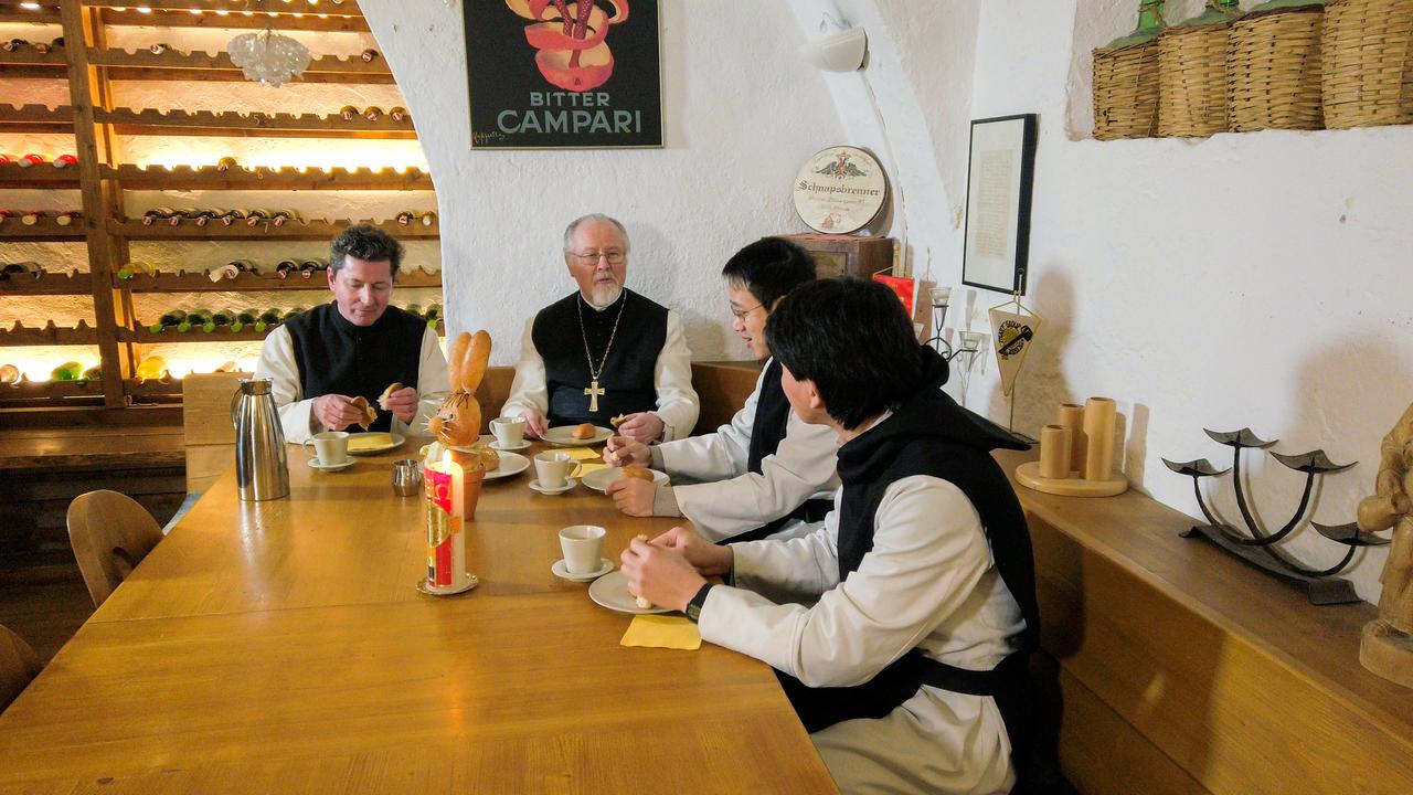 Essen im Kloster Stams - Das Ostergebäck wird gemeinsam und am besten mit Kaffee oder Tee