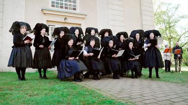 Ein schwarzgekleideter Frauenchor.