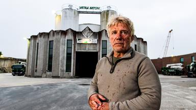 Blutversprizter Mann vor Betonfüllanlage