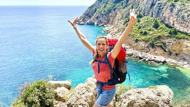 Eine Frau an einer Küstenlandschaft.