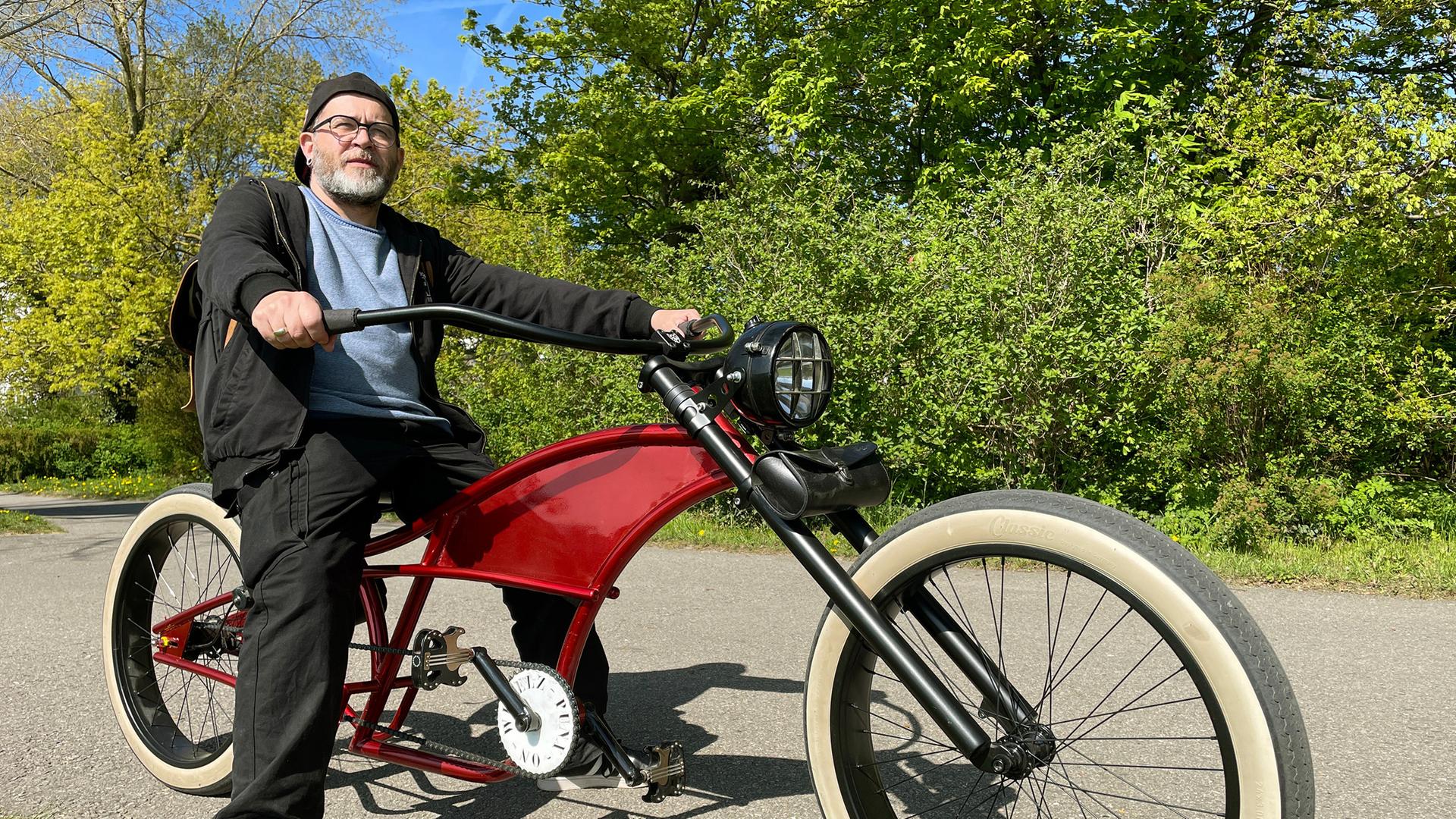 Ein älterer Mann auf einem aufgemotzten Fahrrad.