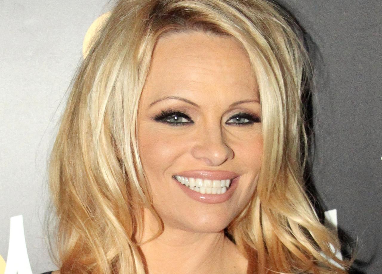 Porträt von Pamela Anderson. Sie lacht in die Kamera.