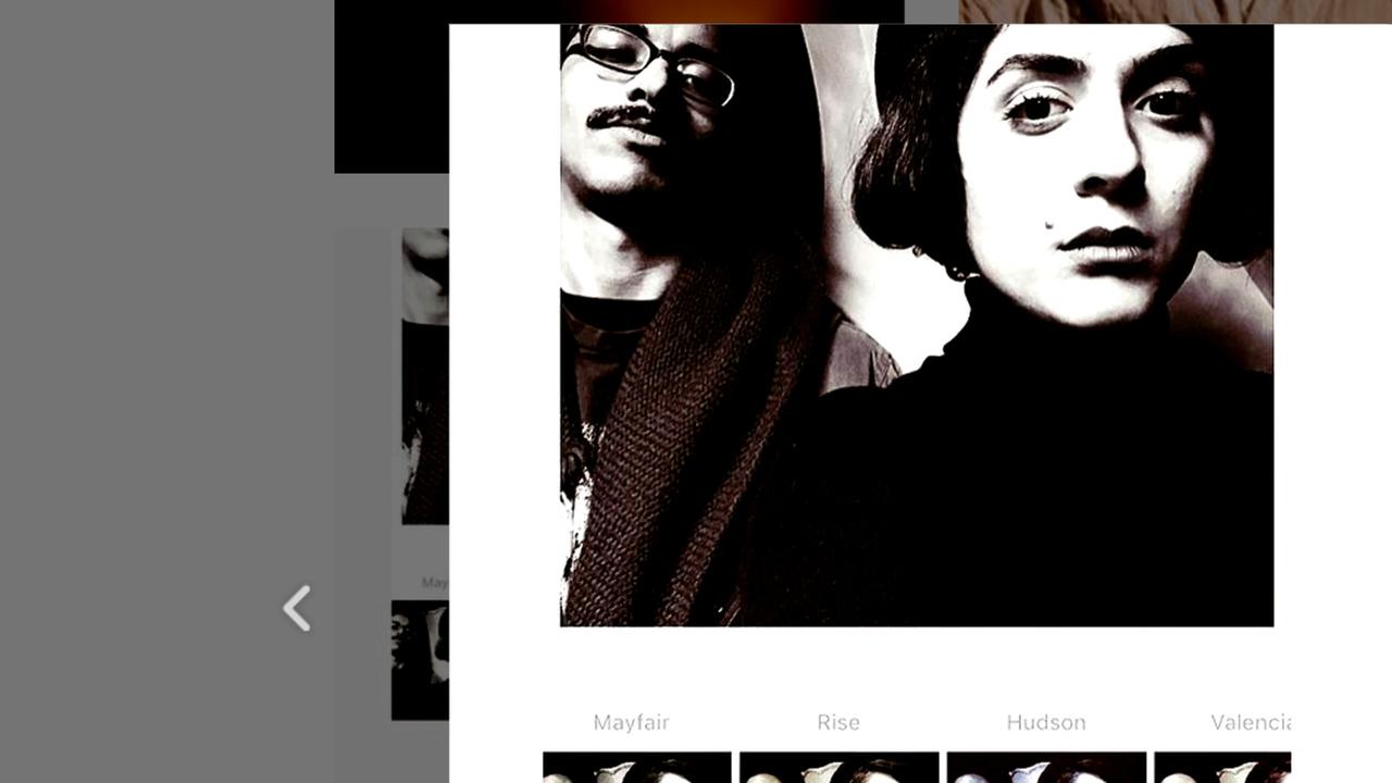 Das schwarz-weiß-Foto einer Frau und eines Mannes auf einer Internetseite.