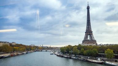 Blick aus dem Fenster der Pariser Metro über die Seine auf den Eiffelturm.