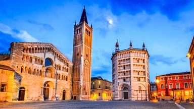 Ansicht des Doms von Parma und dem Platz davor.