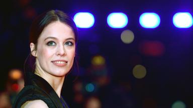 Schauspielerin Paula Beer schaut in die Kamera.