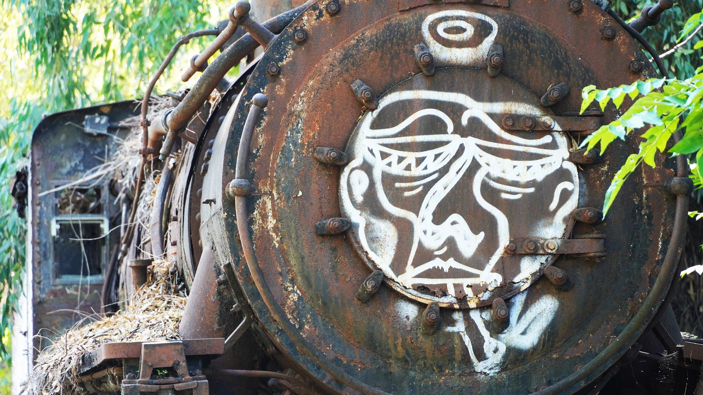 Ein Graffit auf einer uralten Lok auf dem abgelegenen Bahnhof von Myloi 