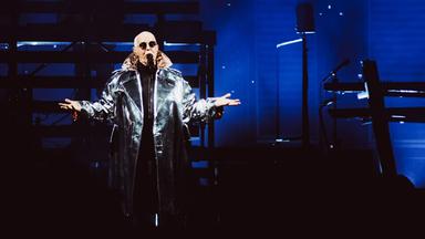 Neil Tennant mit Sonnenbrille auf der Bühne.