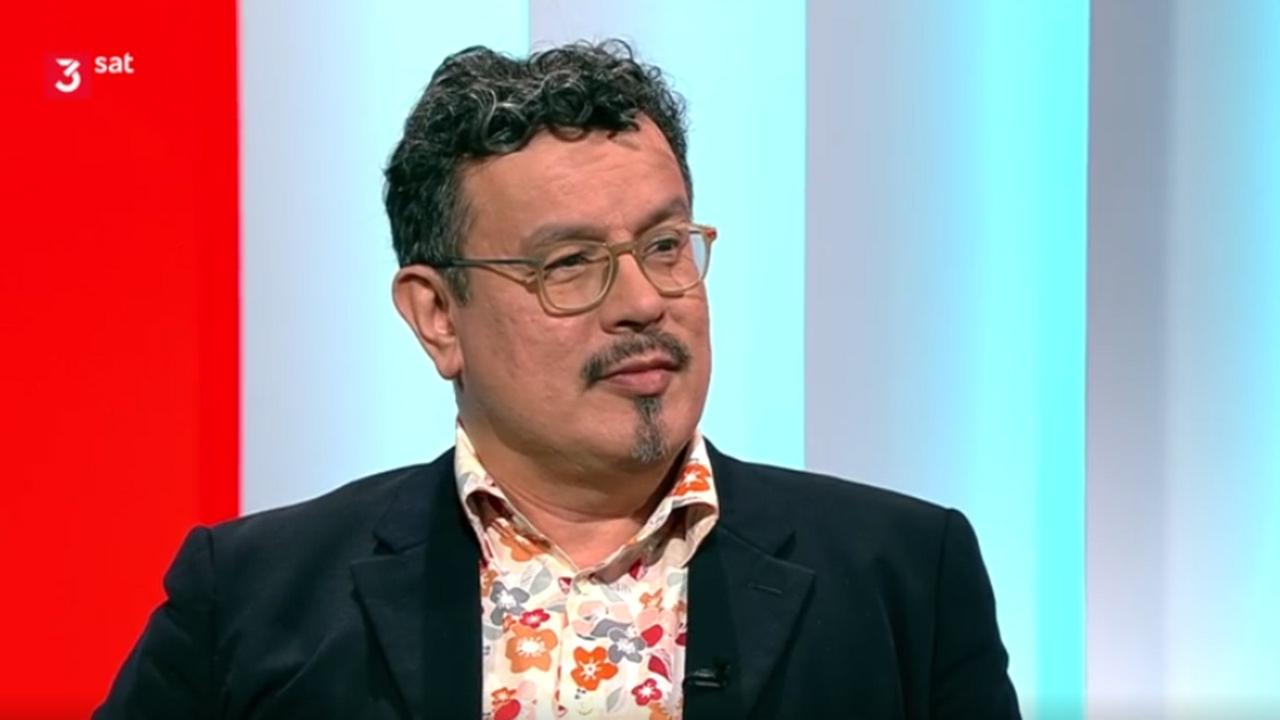 Nahaufnahme von Peter Cachola Schmal während des Gesprächs im Kulturzeit Studio.