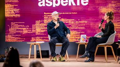 Autor und Musiker Peter Licht und aspekte-Moderatorin Katty Salié auf der Literaturbühne der Buchmesse Frankfurt 2025