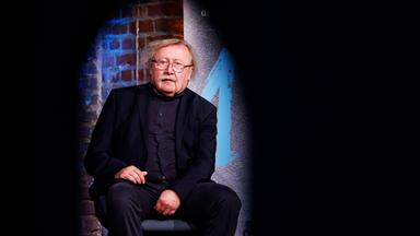 Der Philosop Peter Sloterdijk - ein älterer Mann im dunklen Anzug schaut kritisch über des Silberrahmen seiner Brille.