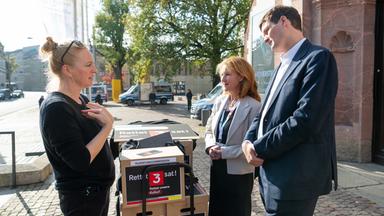 Katja Riha übergibt Petition "Rettet 3sat!" an Heike Raab und Conrad Clemens in Leipzig