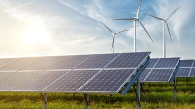 Photovoltaikanlage und Windräder