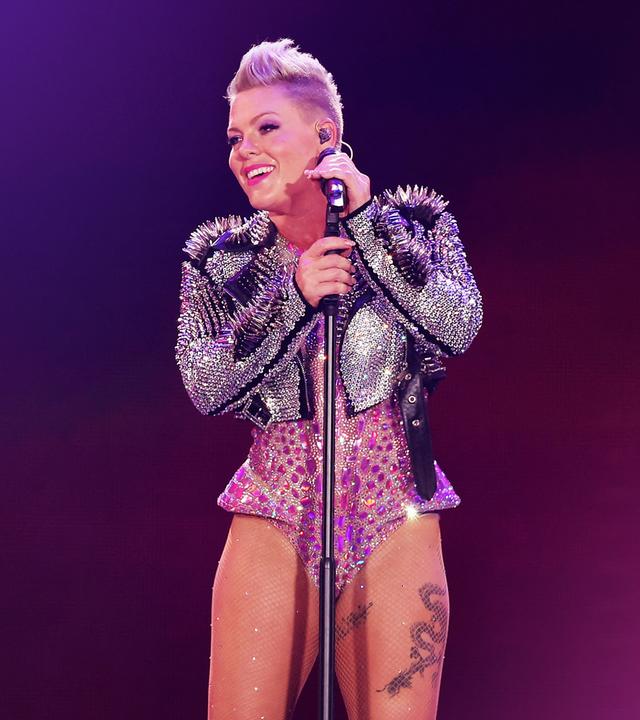 Sängerin Pink im Glitzeroutfit auf der Bühne.