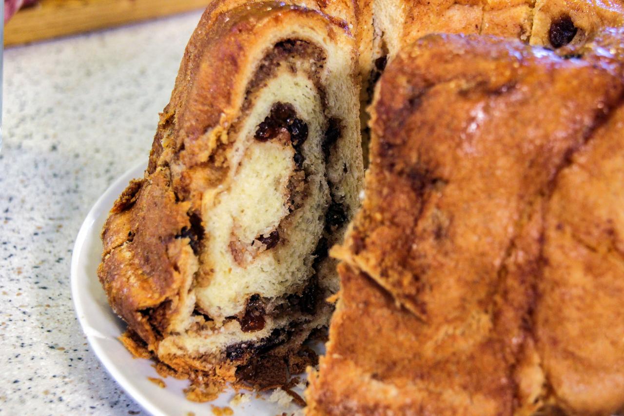 Angeschnittener Napfkuchen mit Füllung.