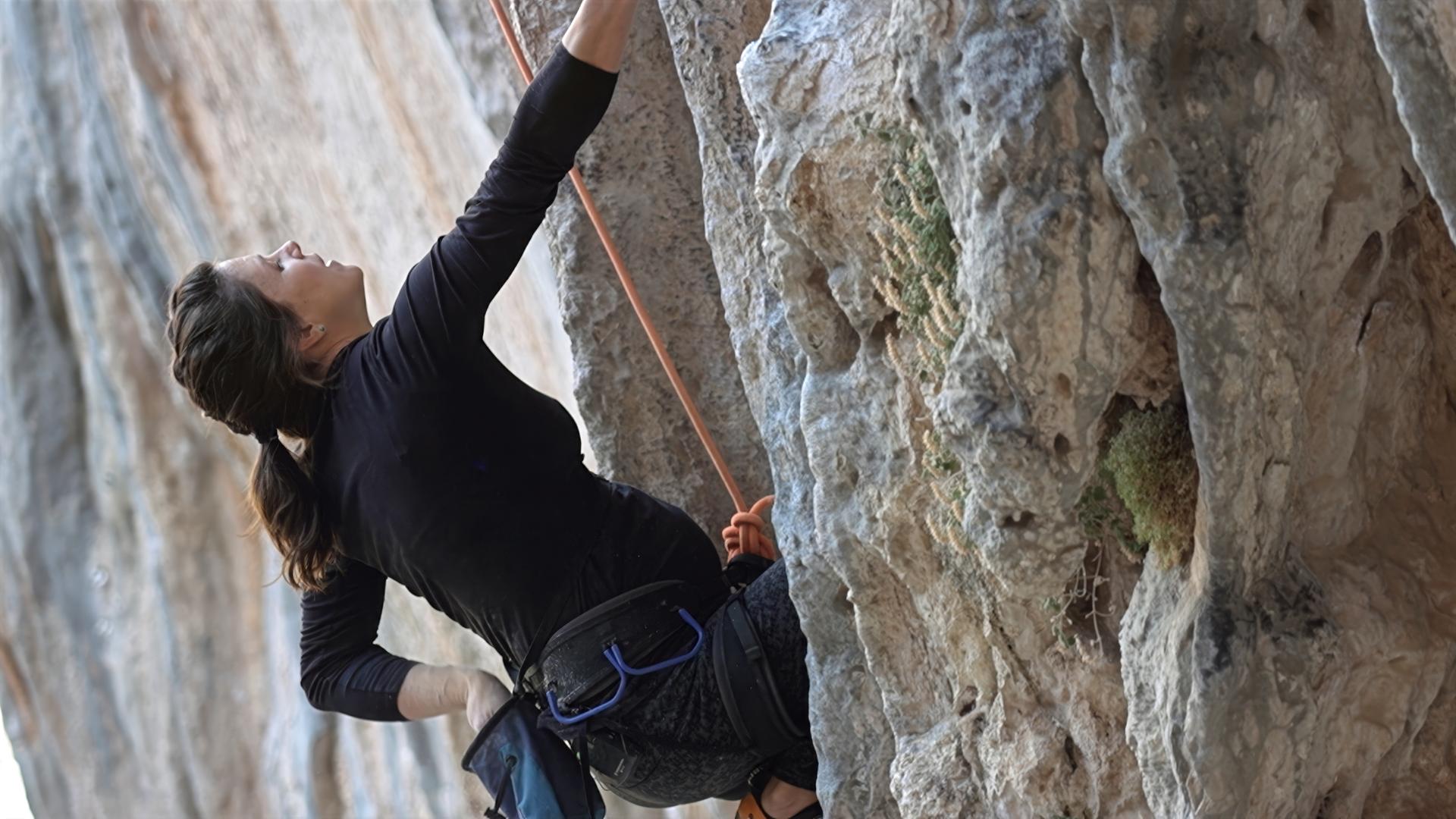 Nina Caprez beim Sportklettern an einer Felswand.