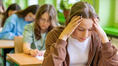 Schüler und Schülerinnen während einer Prüfung 