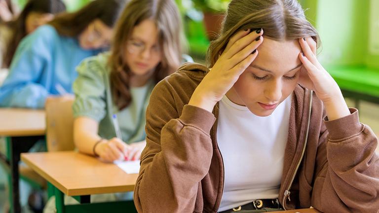 Schüler und Schülerinnen während einer Prüfung 