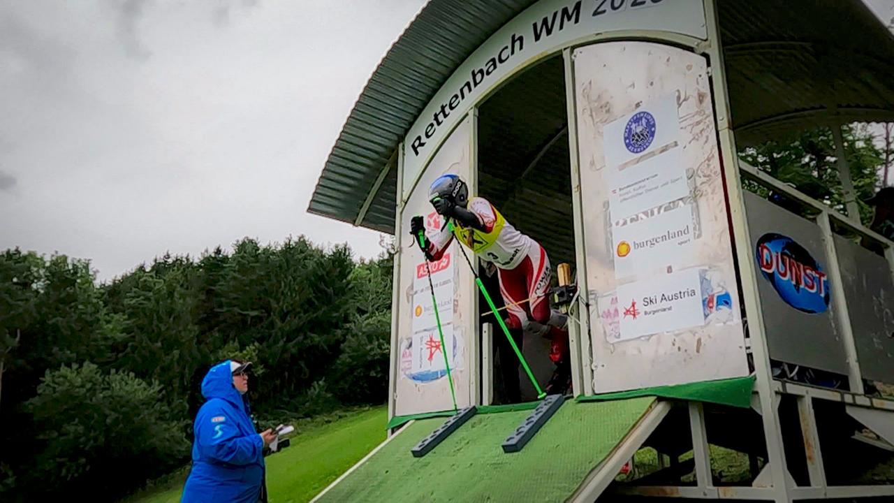 Skifahrerin auf der Startrampe