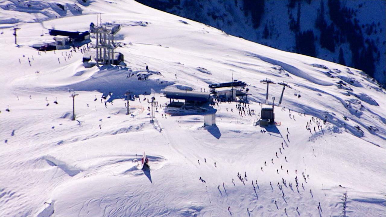 Blick von oben auf eine Skipiste 