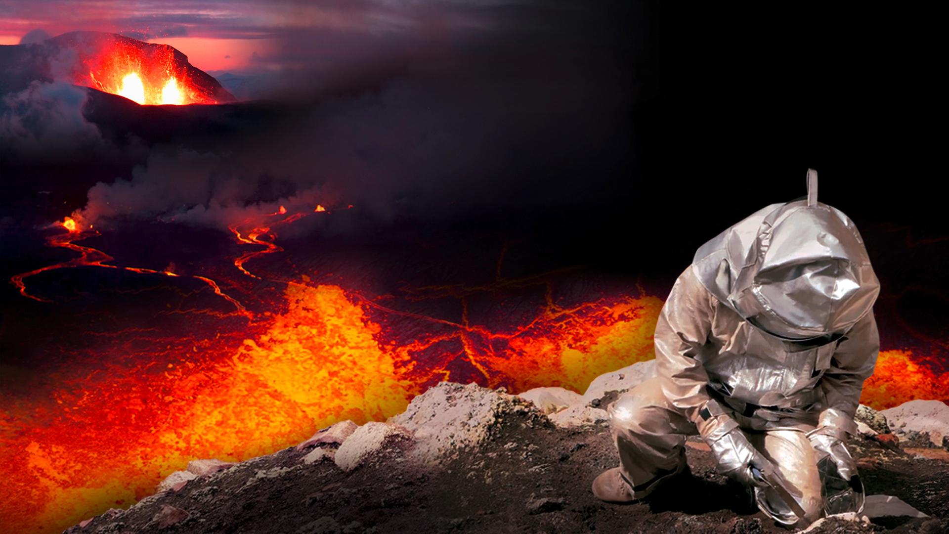  Montage: Ein Wissenschaftler in einem silbernen Schutzanzug untersucht Lava-Gestein. Im Hintergrund ein feuerroter Lava-See.