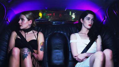 Noch vor kurzem war Ava (Evelyn Claire, r.) ein unerreichbares Vorbild für Bella (Sofia Kappel, l.) - nun sitzen sie nebeneinander in einer Limousine.