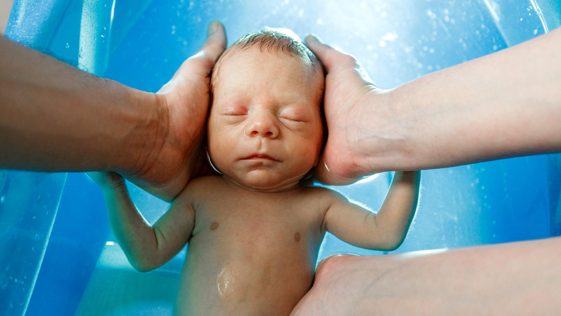 Frühchen Jonas beim Baden