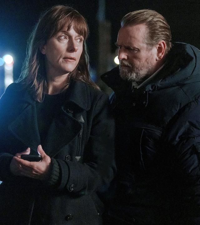 Brasch (Claudia Michelsen) und Lemp (Felix Vörtler) am Fundort von Ronnys Fahrrad, das von Tauchern geborgen wurde