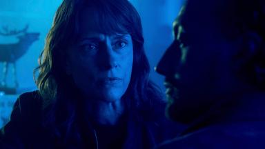 Eine Frau sieht einen Mann an.