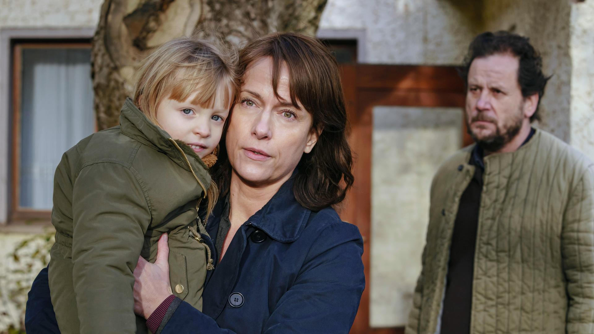 Brasch (Claudia Michelsen)  trägt Marie, im Hintergrund steht Werner (Christian Kuchenbuch).